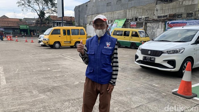 Pak Adhar porter di Terminal Leuwipanjang.