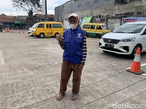 Kisah Setia Pak Adhar 15 Tahun Jadi Porter Terminal Leuwipanjang