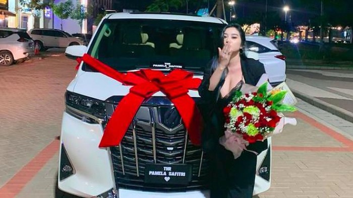 Pamela Safitri dapat thr mobil mewah.