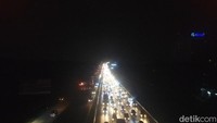 Kepadatan lalu lintas pun terlihat selepas turunan jalan layang tol MBZ.