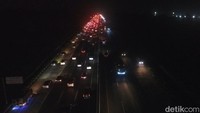 Digesernya one way dan pemberlakuan contra flow di Km 47 hingga Km 70 gerbang tol Cikampek Utama ini bertujuan agar pengendara dari arah Bandung menuju Jakarta tetap bisa melintas di ruas tol.