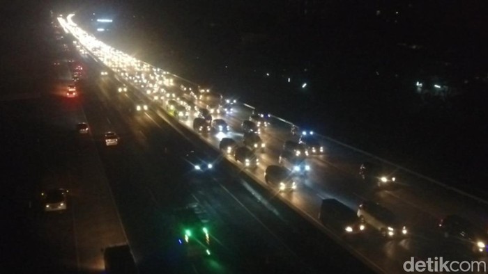 Pantauan Udara Tol Cikampek Km 47 Saat Pemberlakuan Contra Flow Tadi Malam Polri memberlakukan skema contra flow di sepanjang ruas jalan tol Cikampek Km 47 sampai GT Cikampek Utama Km 70. Begini pantauannya, 30/4/2022.
