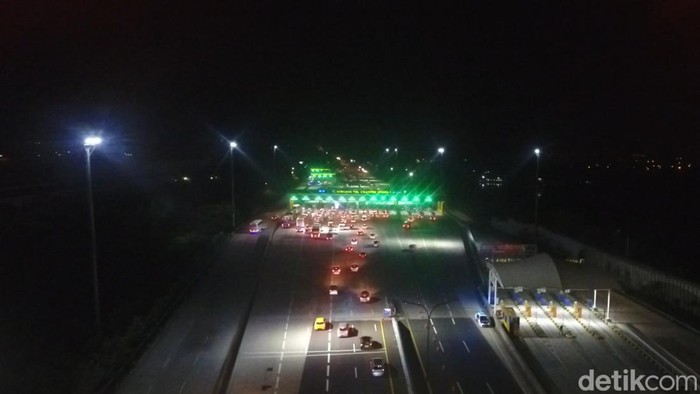 Polri memberlakukan skema contra flow di sepanjang ruas jalan tol Cikampek Km 47 sampai GT Cikampek Utama Km 70. Begini pantauannya, 30/4/2022.