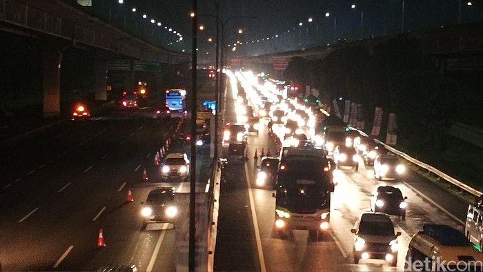 Polri memberlakukan skema contra flow di sepanjang ruas jalan tol Cikampek Km 47 sampai GT Cikampek Utama Km 70. Begini pantauannya, 30/4/2022.