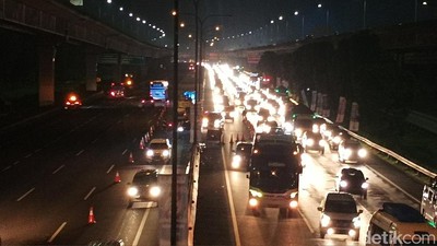 Pantauan Udara Tol Cikampek Km 47 Saat Pemberlakuan Contra Flow Tadi Malam