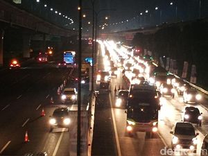 Pantauan Udara Tol Cikampek Km 47 Saat Pemberlakuan Contra Flow Tadi Malam