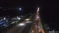 Mendekati gerbang tol Cikampek Utama nampak kendaraan tidak begitu padat.