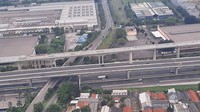 Foto: Di KM 47 Tol Jakarta-Cikampek, jarak kendaraan satu dan lainnya pun terlihat berjauhan, tanda lalu lintas lengang. Memasuki wilayah Karawang, tepatnya di atas rest area Km 57, antrean kendaraan yang hendak parkir tak lagi terlihat. Pengunjung rest area tak seramai beberapa hari lalu. (Yogi Ernes/detikcom)