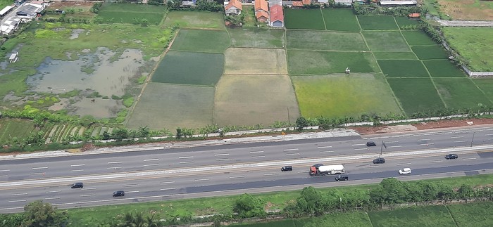 Pantauan udara Tol Jakarta-Cikampek pada Minggu (1/5/2022).