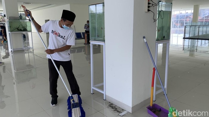 Para pekerja pembersih terminal Leuwipanjang
