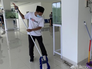 Cerita Mereka yang Menahan Rindu Demi Kenyamanan Penumpang Terminal