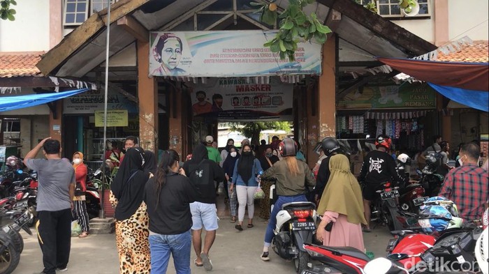 Warga memadati Pasar Induk Rembang menjelang Lebaran, Minggu (1/5/2022).