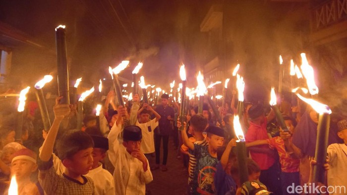 Pawai obor di Kampong Paropo, Makassar.