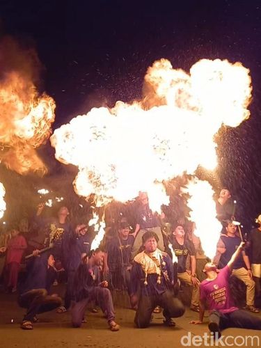 Pawai obor di Kampong Paropo, Makassar.