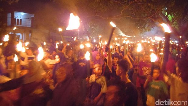 Pawai obor di Kampong Paropo, Makassar.