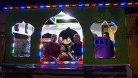Pengurus Badan Kesejahteraan Masjid (BKM) mengumandangkan takbir di dalam Mobil hias ketika melintas di Jalan Protokol Kota Sorong, Papua Barat. Panitia Hari Besar Islam (PHBI) Kota Sorong memperbolehkan umat Muslim melalui Badan Kesejahteraan Masjid (BKM) melakukan konvoi Takbir dalam rangka menyambut Idul Fitri 1443 H. ANTARA FOTO/Olha Mulalinda