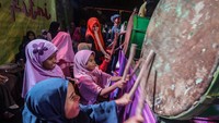 Sejumlah anak menabuh bedug saat malam takbiran menyambut Hari Raya Idul Fitri 1443 H di Cibinong, Kabupaten Bogor, Jawa Barat. Pemerintah menetapkan Hari Raya Idul Fitri jatuh pada Senin (2/5). ANTARA FOTO/Yulius Satria Wijaya