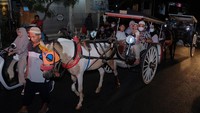 Sejumlah umat Islam menaiki dokar saat mengikuti takbir keliling menyambut Hari Raya Idul Fitri 1443 Hijriah di Kampung Islam Kepaon, Denpasar, Bali. Takbiran Idul Fitri tersebut kembali digelar setelah sempat ditiadakan selama dua tahun akibat pandemi COVID-19. ANTARA FOTO/Nyoman Hendra Wibowo