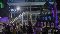 Warga mengikuti pawai takbiran di Jakarta. Pawai takbiran tersebut dilakukan dalam rangka menyambut Idul Fitri 1443 H yang ditetapkan oleh pemerintah pada Senin (2/5/2022). ANTARA FOTO/Galih Pradipta
