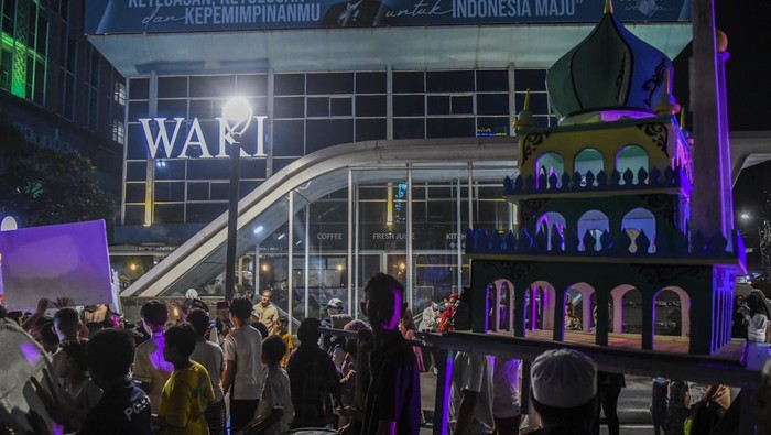 Pawai Takbir di Berbagai Daerah Sambut Idul Fitri 1443 Hijriah Dalam rangka menyambut Idul Fitri 1 Syawal 1443 Hijriah, masyarakat menggelar pawai takbir di sejumlah daerah. Kegiatan tersebut berlangsung semarak, Minggu, (1/5/2022).