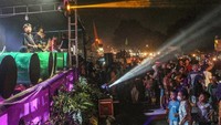 Sejumlah anak menabuh bedug saat malam takbiran menyambut Hari Raya Idul Fitri 1443 H di Cibinong, Kabupaten Bogor, Jawa Barat, Minggu (1/5/2022). Pemerintah menetapkan Hari Raya Idul Fitri jatuh pada Senin (2/5). ANTARA FOTO/Yulius Satria Wijaya