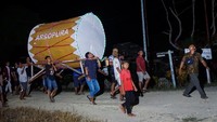 Sejumlah pemuda memikul beduk saat takbir keliling di sepanjang kampung Arsopura, Skanto, Keerom, Papua. Takbir tersebut dilakukan ratusan warga keliling ke seluruh kampung untuk menyambut malam hari raya Idul Fitri 1443 Hijriah. ANTARA FOTO/Indrayadi TH