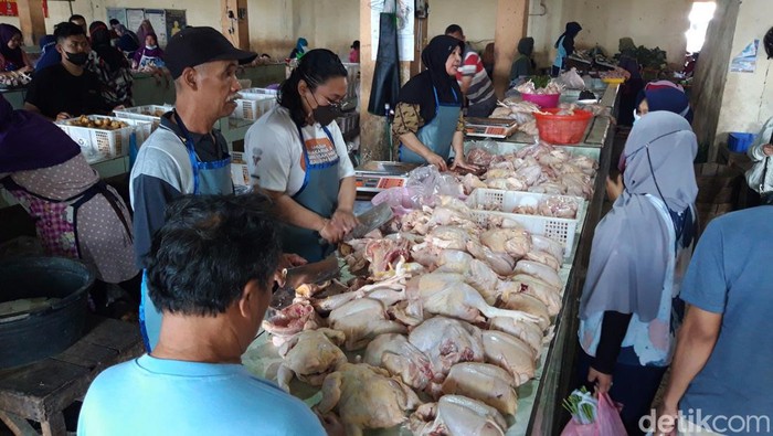 Pedagang daging di Pasar Boyolali Kota, Boyolali, Minggu (1/5/2022).
