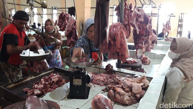Pedagang daging di Pasar Boyolali Kota, Boyolali, Minggu (1/5/2022).
