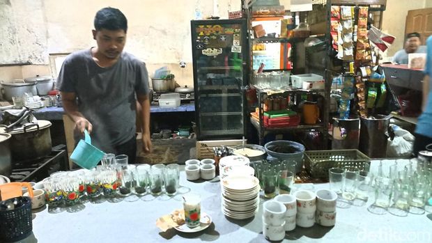 Pedagang di Warung Kopi Mak Waris sedang meracik kopi
