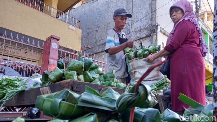 Pedagang kulit ketupat di Kota Makassar, Sulsel.