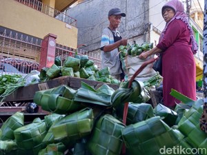 Pedagang Kulit Ketupat di Makassar Raup Untung Jelang Lebaran, Omzet Naik 20%