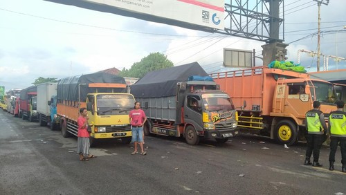 Antrean truk dan bus di Jalur Utama Denpasar - Gilimanuk, Minggu (1/5/2022)