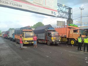 Truk Terjebak Antrean 12 Jam di Gilimanuk, Sopir: Satu Kilo 6 Jam