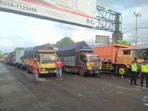 Truk Terjebak Antrean 12 Jam di Gilimanuk, Sopir: Satu Kilo 6 Jam