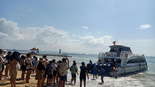 Para wisatawan yang didominasi wisatawan domestik tampak menunggu gilirannya untuk bisa naik ke boat di pelabuhan Sanur, Bali tepatnya depan museum Le Mayeur pada Minggu (1/5/2022) pagi.