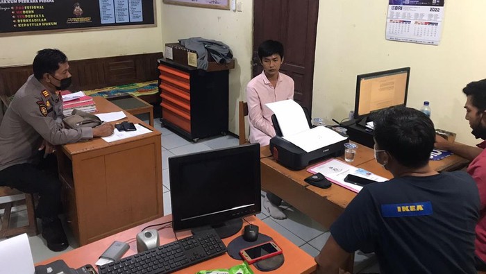 Polisi di Pati memeriksa pria yang menggasak perhiasan dengan modus menawarkan bantuan COVID-19, Minggu (1/5/2022).