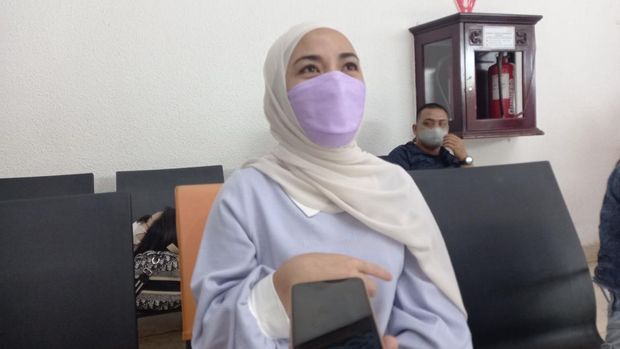 Pemudik bernama Indri rela beli tiket pesawat mahal demi bisa lebaran bareng keluarga