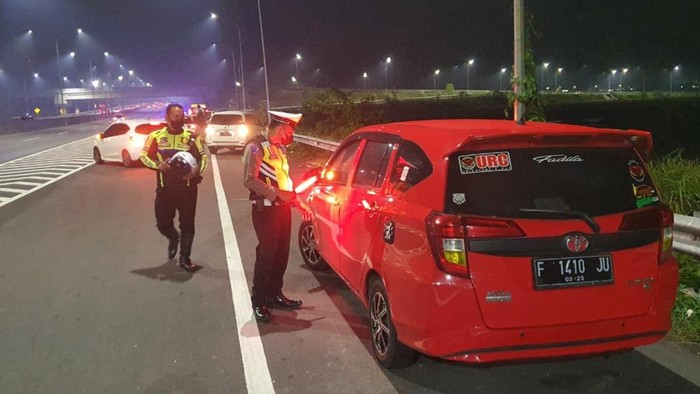 Polisi Pekalongan meminta pemudik yang beristirahat di bahu jalan tol untuk pindah ke rest area, Sabtu (30/4/2022).