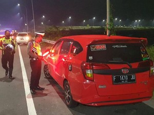 Banyak Pemudik Istirahat di Bahu Jalan Tol Pekalongan, Polisi: Membahayakan