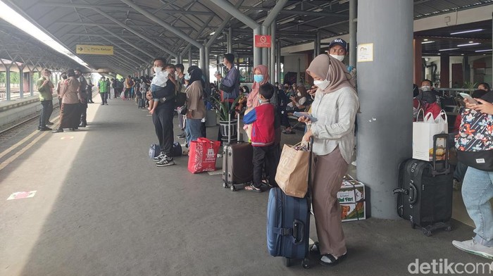 Pemudik naik KA jarak jauh di stasiun yang ada di Surabaya.