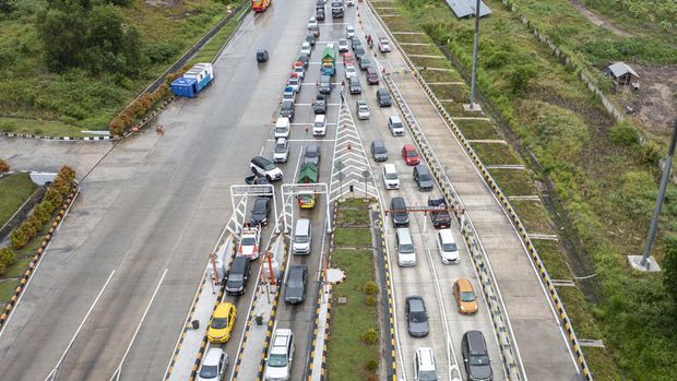 Sejumlah kendaraan pemudik antre melintasi Gerbang Tol  Bakauheni Selatan, Lampung Selatan, Lampung, Minggu (1/5/2022). Pada H-1 Idul Fitri 1443 H, Jalan Tol TranS Sumatera (JTTS) Bakauheni-Palembang dipadati kendaraan pemudik. ANTARA FOTO/Nova Wahyudi/wsj.