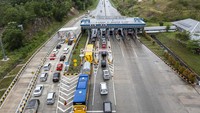 Sejumlah kendaraan pemudik antre melintasi Gerbang Tol Bakauheni Selatan, Lampung Selatan, Lampung, Minggu (1/5/2022).