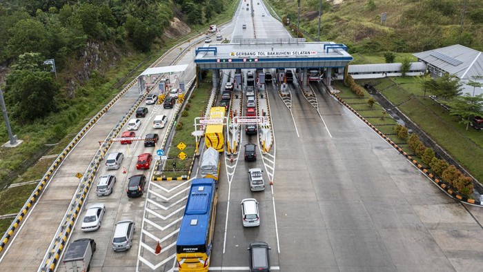 Sejumlah kendaraan pemudik antre melintasi Gerbang Tol  Bakauheni Selatan, Lampung Selatan, Lampung, Minggu (1/5/2022). Pada H-1 Idul Fitri 1443 H, Jalan Tol TranS Sumatera (JTTS) Bakauheni-Palembang dipadati kendaraan pemudik. ANTARA FOTO/Nova Wahyudi/wsj.
