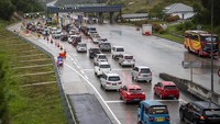 Antrean panjang kendaraan melintasi gerbang tol Bakauheni Selatan.