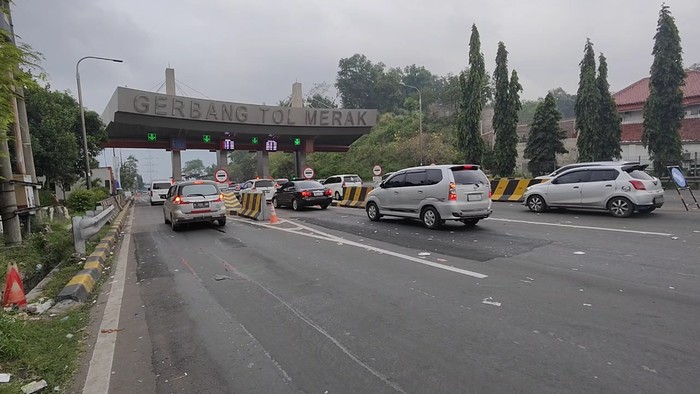 Arus lalu lintas di exit Tol Merak pada H-1 Lebaran, Minggu (1/5) terpantau lancar. Tidak ada antrean kendaraan. Sementara pihak kepolisian sudah tidak memberlakukan sistem buka tutup jalan.