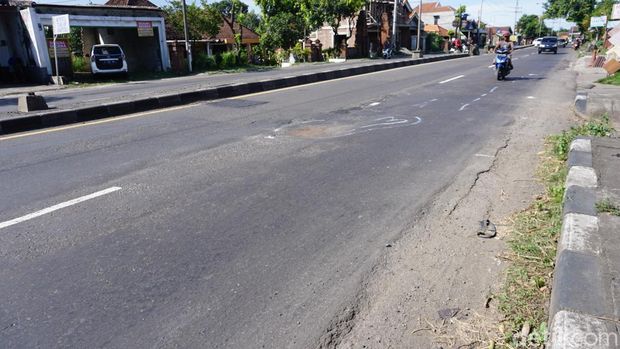 Penampakan lokasi kecelakaan tragis pemudik tabrak ibunya sendiri hingga tewas di Mojokerto.
