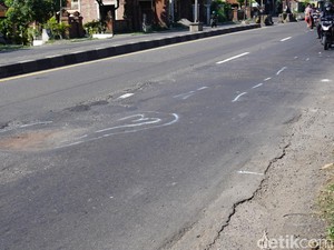 Sisa Cat Putih di TKP, Lokasi Ibu yang Tewas Tertabrak Anak Sendiri