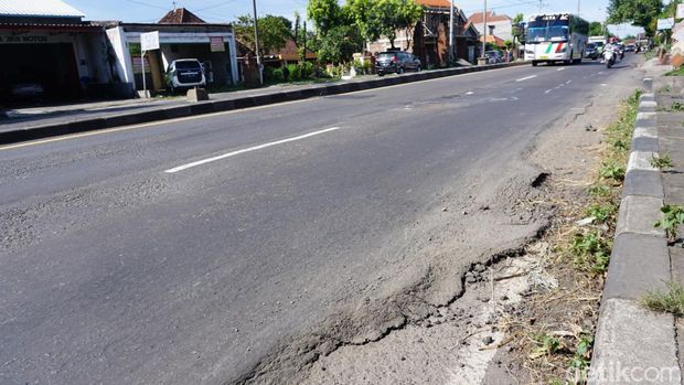 Penampakan lokasi kecelakaan tragis pemudik tabrak ibunya sendiri hingga tewas di Mojokerto.