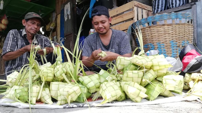 Penjual kulit ketupat di Pasar Nusukan, Kota Solo, Minggu (1/5/2022).