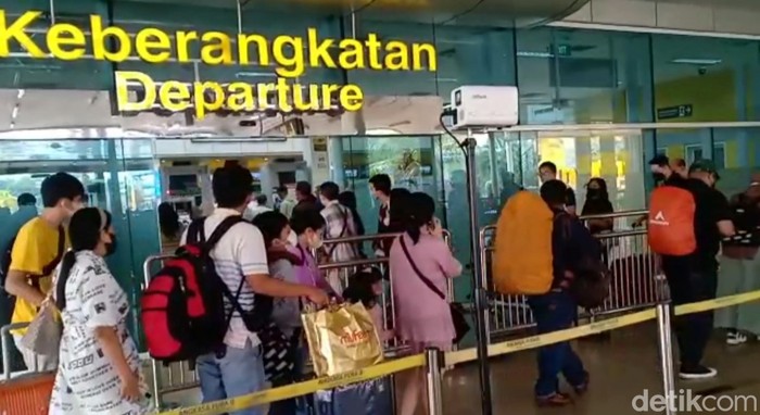 Penumpang memadati Bandara Sultan Thaha Jambi.